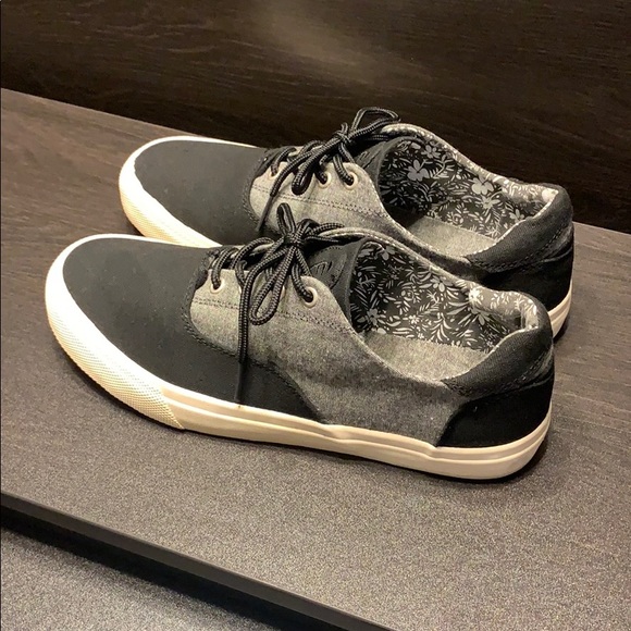 Crevo Black/Heathered Gray Floral Print Sneakers - Picture 2 of 7